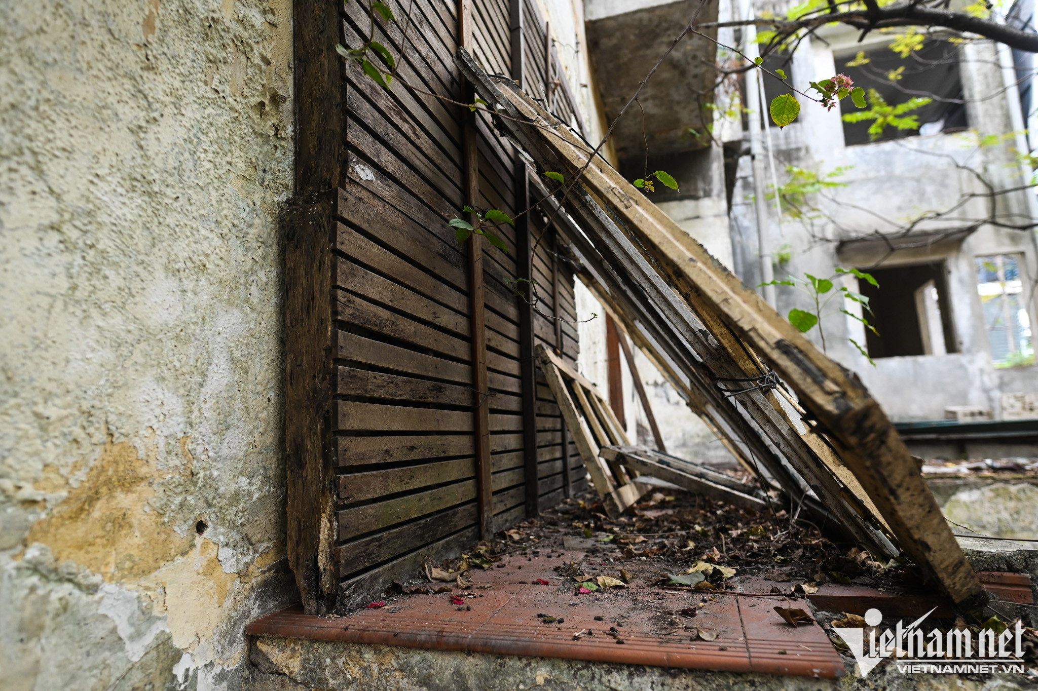 Khu tập thể này xây dựng từ những năm 70 của thế kỷ trước, đến cuối thập niên 80 được phân cho hầu hết cán bộ của Viện tư liệu phim. Sau hơn 40 năm sử dụng, đến nay nó đã bị xuống cấp nghiêm trọng. Trừ lối đi chính dẫn lên hành lang thì các hướng ra vào đều được bít kín.