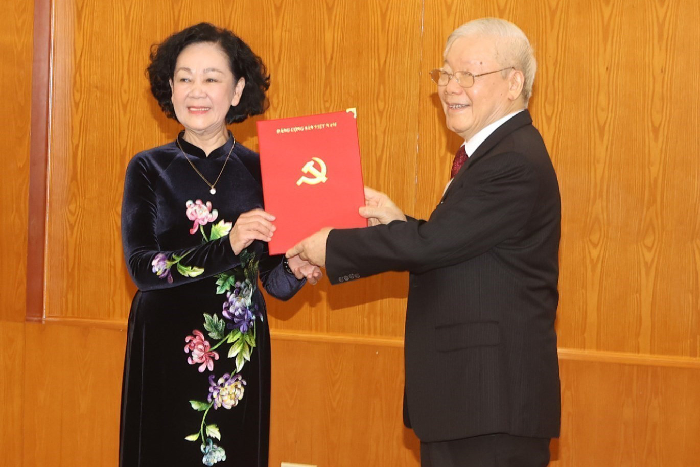 Tổng Bí thư Nguyễn Phú Trọng trao Quyết định và tặng hoa chúc mừng Thường trực Ban Bí thư Trương Thị Mai. Ảnh: TTXVN