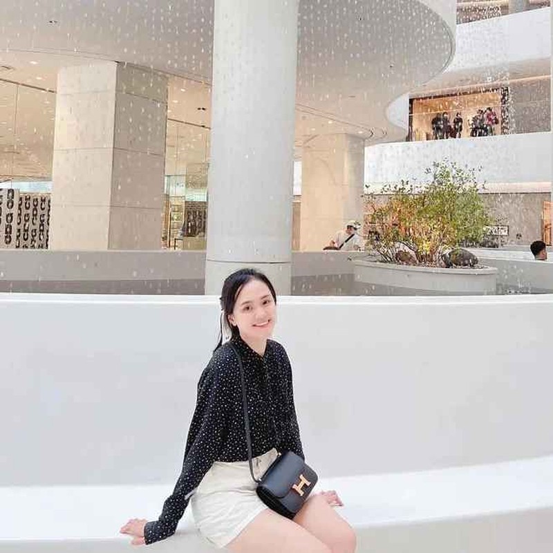 Thực ra đây không phải là lần đầu tiên Quỳnh Anh mua 2 chiếc túi cùng kiểu dáng, chỉ khác màu.