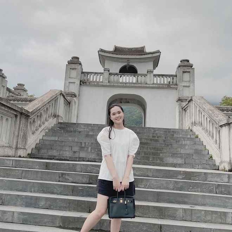 Trước đây, vợ Đỗ Duy Mạnh từng thể hiện niềm đam mê túi xách khi đăng ảnh với 2 chiếc Hermes Constance, 2 chiếc Hermes Birkin,... y hệt nhau.