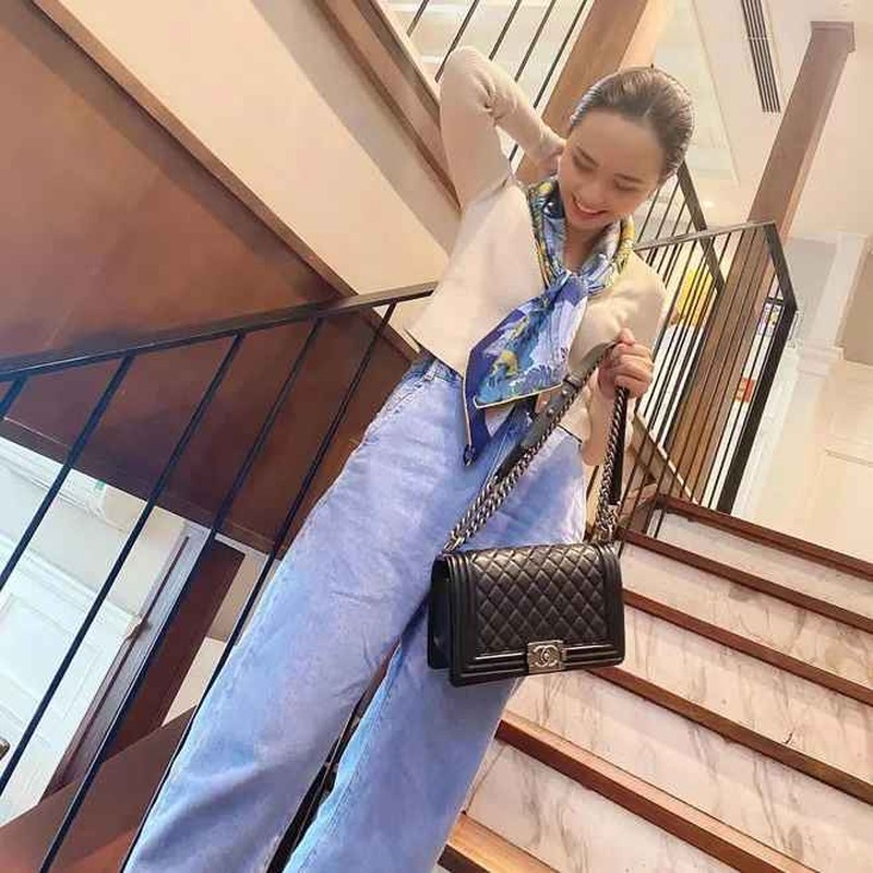 Không chỉ Quỳnh Anh mà chị gái cô - Huyền Mi cũng là tay chơi túi hiệu có tiếng vì vậy hai chị em cũng thường xuyên 