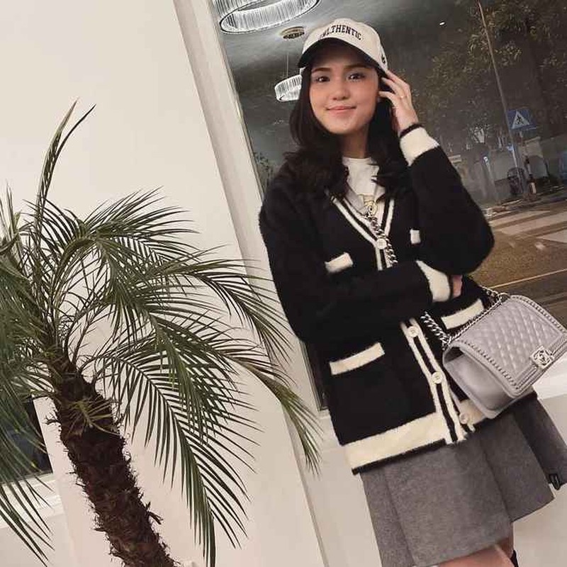 Chị em Quỳnh Anh - Huyền Mi cũng có những chiếc túi hiệu giống nhau