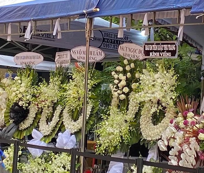 Nhiều nghệ sĩ nổi tiếng đã gửi vòng hoa bày tỏ niềm tiếc thương vô hạn trước sự mất mát quá lớn của gia đình NSƯT Vũ Linh
