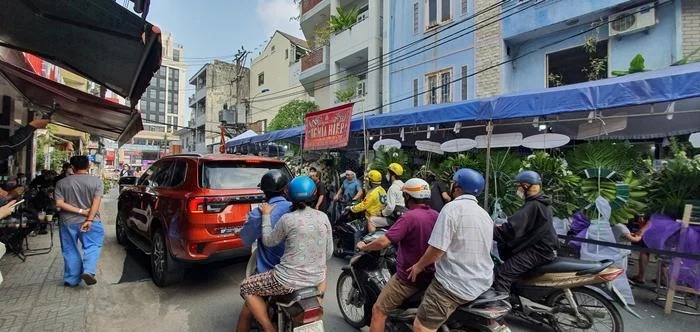 Đông đảo khán giả đã đến tang lễ của NSƯT Vũ Linh để chia buồn với gia quyến