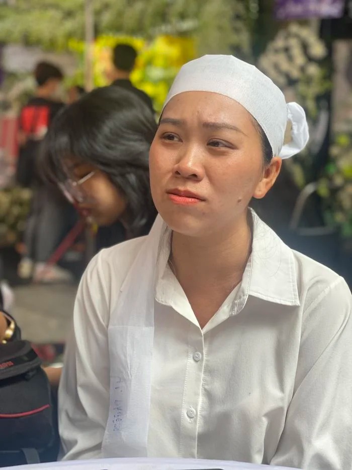 Cháu gái NSƯT Vũ Linh không thể kiềm chế những giọt nước mắt khi có mặt trong tang lễ của cậu