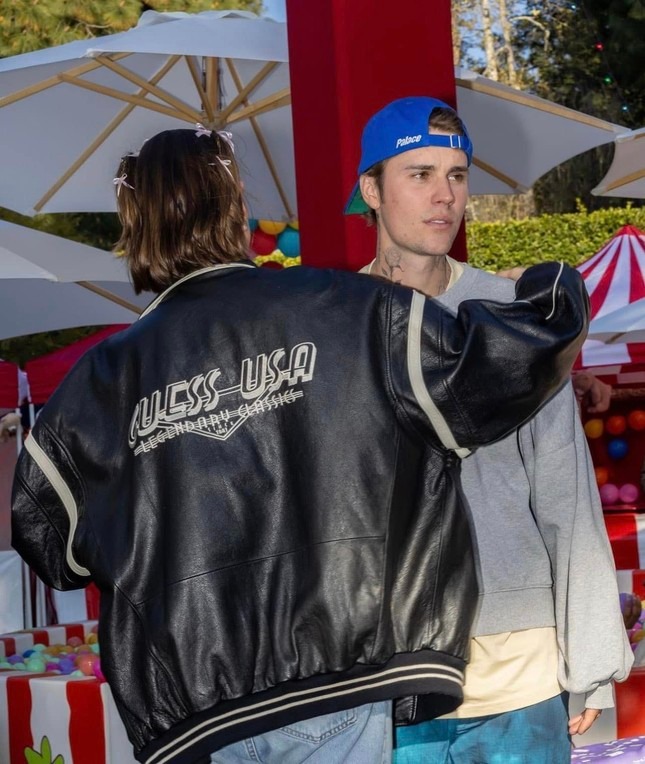 Hailey Bieber ăn mặc cực ngầu bên chồng.