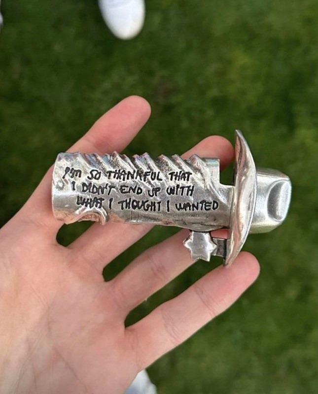 Chiếc bật lửa bằng bạc là nguồn cơn của tin đồn.