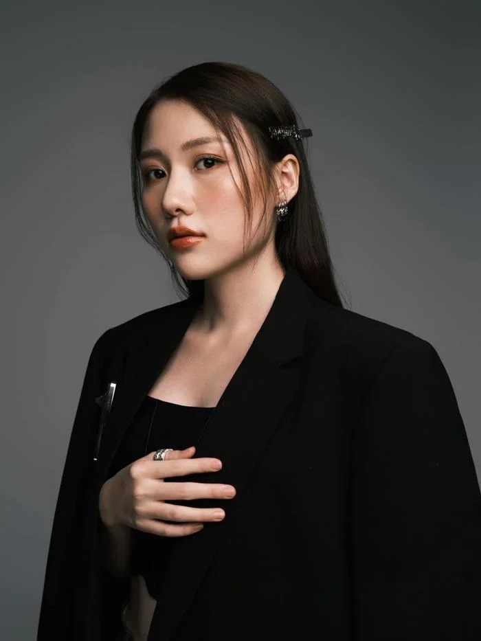 Em gái Trấn Thành được dân tình nhận xét có nhan sắc đẹp không tì vết cùng nụ cười tỏa nắng làm đốn tim bao người.