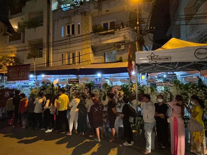Hàng dài người hâm mộ xếp hàng dài chờ vào viếng cố nghệ sĩ lần cuối cùng.