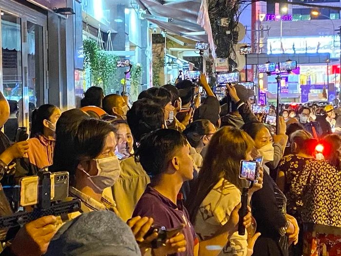 Nhiều YouTuber, Streamer chen lấn nhau tạo nên khung cảnh hỗn loạn. Lực lượng an ninh phải liên tục nhắc nhở để đảm bảo tình hình an ninh trật tự.