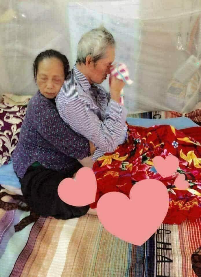 Xúc động hình ảnh chồng dựa vào vợ lúc bệnh nặng: “Bà cố lên nhé