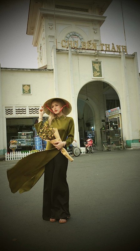 Sở hữu nhan sắc xinh đẹp như lai Tây, Xoài Non thường xuyên diện những bộ váy áo khoe dáng quyến rũ, trẻ trung phù hợp với lứa tuổi.