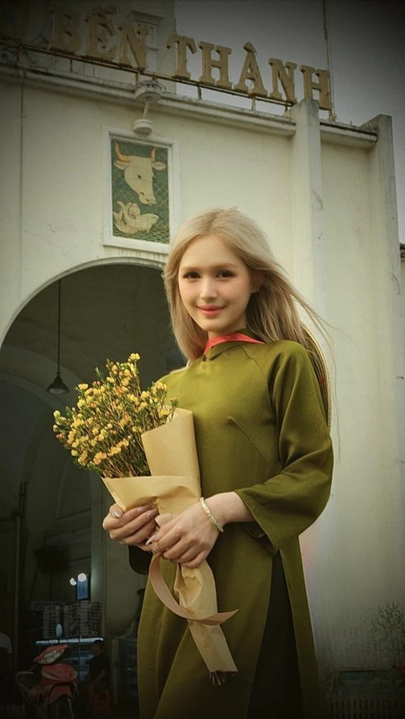 Mới đây người đẹp 2K chia sẻ hình ảnh diện áo dài, đội nón lá và ôm bó hoa lớn, chụp trước chợ Bến Thành cực khác lạ.