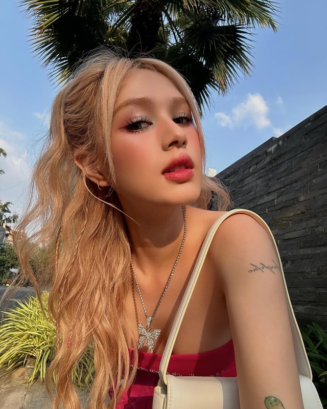 Cô nàng là một KOL nổi tiếng với thế hệ Gen Z nhờ sở hữu nhan sắc xinh đẹp, đặc biệt là gương mặt trông như búp bê và phong cách thời trang sành điệu.