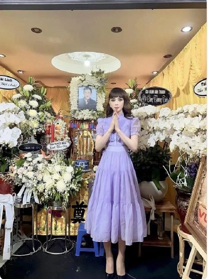 Lâm Khánh Chi đã gây xôn xao cõi mạng vì mặc váy điệu đà, nữ tĩnh tại lễ viếng của NSƯT Vũ Linh
