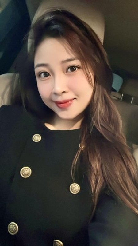 Qua ảnh nhiều bức ảnh được chia sẻ cho thấy, gương mặt cô giáo hot girl một thời bây giờ trắng sáng, làn da mịn màng, đến cam thường cũng không thể 