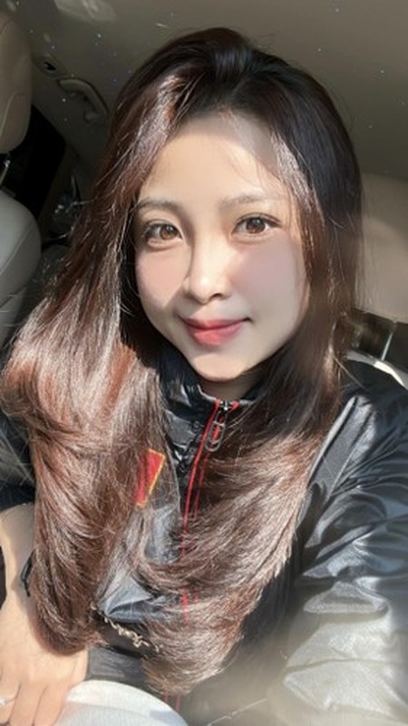 Dù không phải là những khoảnh khắc trang điểm kỹ lưỡng, bà mẹ hai con tự tin để mặt mộc, chụp cận mặt bằng cam thường.