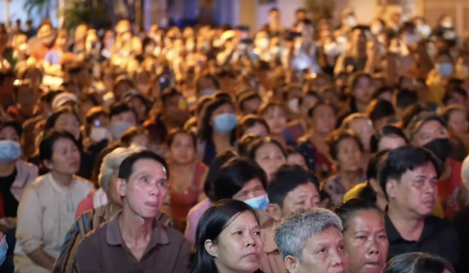 Khán giả đông nghẹt tại đêm tiễn đưa NSƯT Vũ Linh.