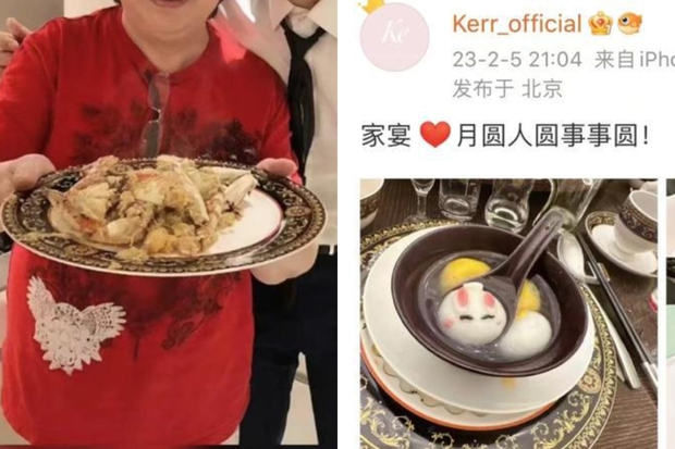 Trên tay mẹ anh cầm chiếc đĩa giống với chiếc đĩa mà Diệp Kha đăng tải trên trang cá nhân