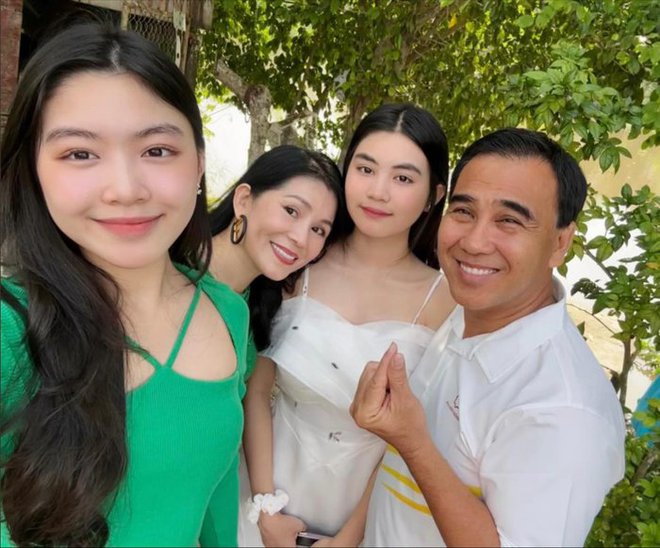 Con gái MC Quyền Linh không những xinh đẹp mà còn rất tài giỏi