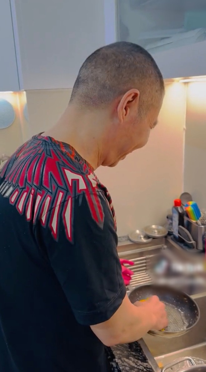 Công Lý vào bếp rửa bát cho bà xã trong ngày 8/3. Người hâm mộ vui mừng vì sức khoẻ của nam nghệ sĩ đã tiến triển hơn