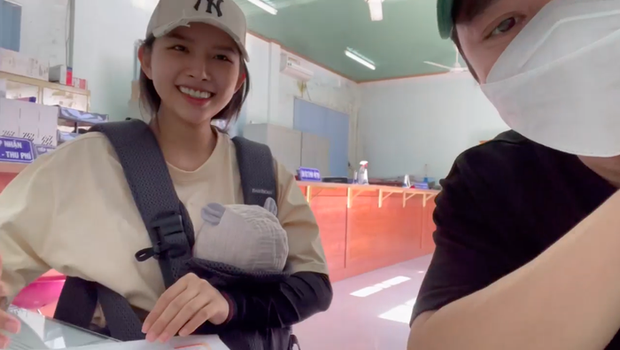 Nhóc tỳ 2 tháng cũng được bế theo cùng bố mẹ trong dịp đặc biệt này