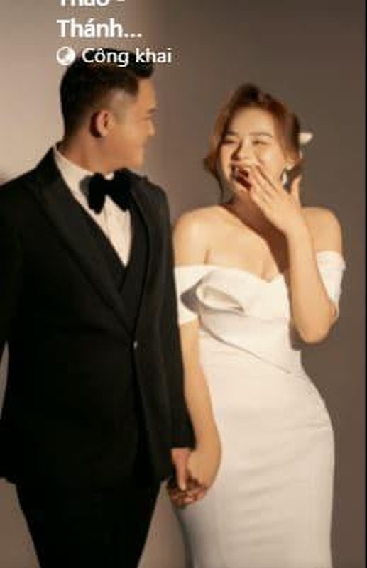 Thế nhưng, trên trang cá nhân chồng của Ngân Thảo không đăng ảnh cưới. Trái lại anh lại chia sẻ ảnh đời thường và còn phần 