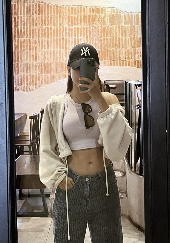 Yến Xuân còn có mối quan hệ rất tốt với gia đình bạn trai. Cô từng bay sang Moscow (Nga) để đón lễ Tết bên cạnh bố mẹ người yêu. Cô cũng chăm chỉ tương tác với hai anh em nhà 