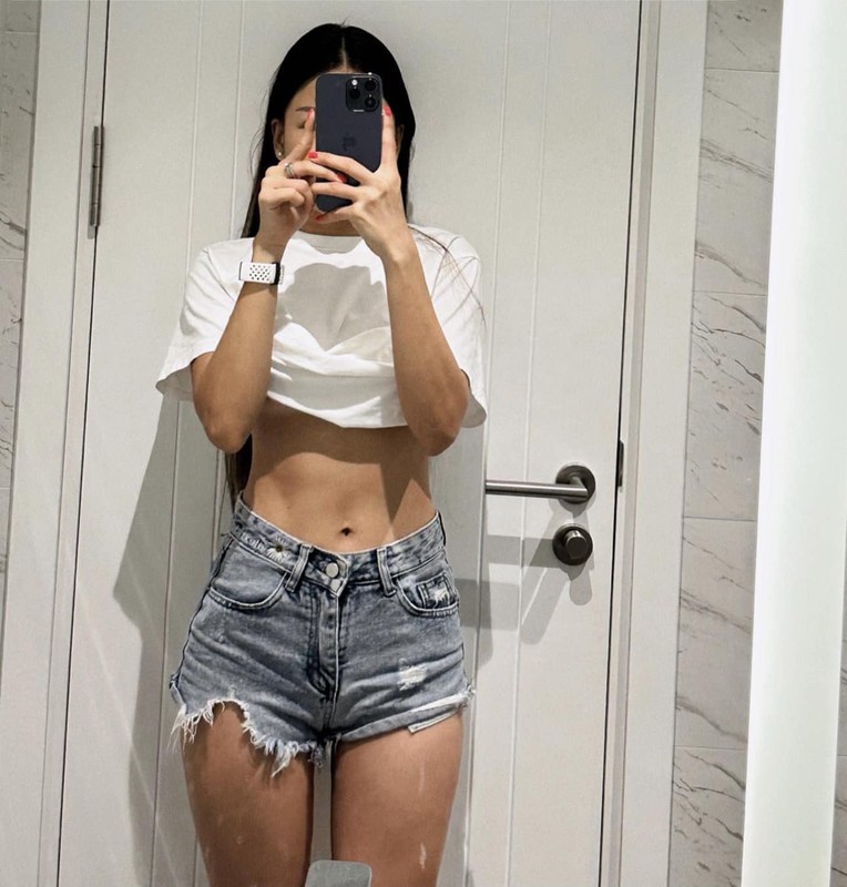 Những bức hình có mặt của cặp đôi Yến Xuân và Đặng Văn Lâm đều là do người thân, bạn bè đăng tải. Có lẽ thủ môn đội tuyển Việt Nam muốn bảo vệ bạn gái tránh xa khỏi thị phi, soi mói từ antifan.