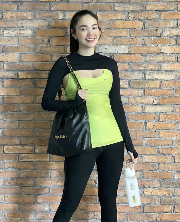 Người đẹp lần đầu để lộ toàn bộ vóc dáng sau khi thông báo mang thai con đầu lòng