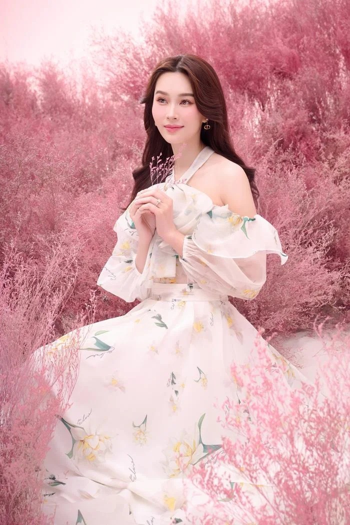 Dù đã là bà mẹ 2 con nhưng nàng hậu vẫn ý thức chăm sóc nhan sắc và vóc dáng nên cô gần như không có nhiều khác biệt so với thời điểm chưa lập gia đình. Đặng Thu Thảo vẫn thừa sức 