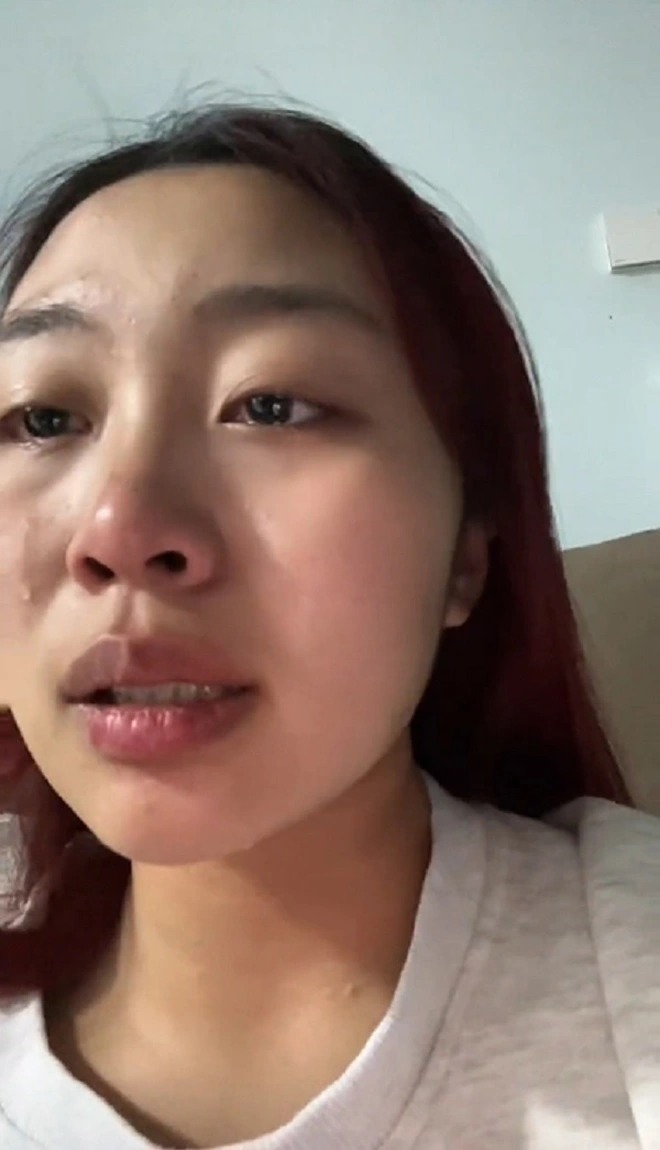 Cô gái bật khóc nức nở vì đã nộp hồ sơ tới hơn 800 công ty mà vẫn thất nghiệp. (