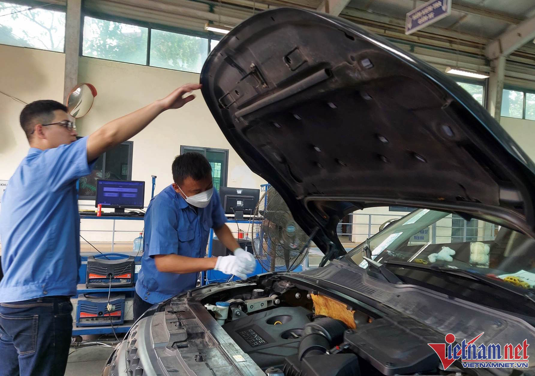 Hôm nay 11/3, các trung tâm đăng kiểm ở Hà Nội tiếp nhận 30 chiến sĩ CSGT hỗ trợ công tác kiểm định xe cơ giới. (Ảnh: N. Huyền) 