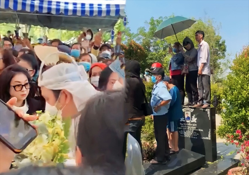 Người dân giẫm đạp khu vực mộ phần của nhiều nghệ sĩ