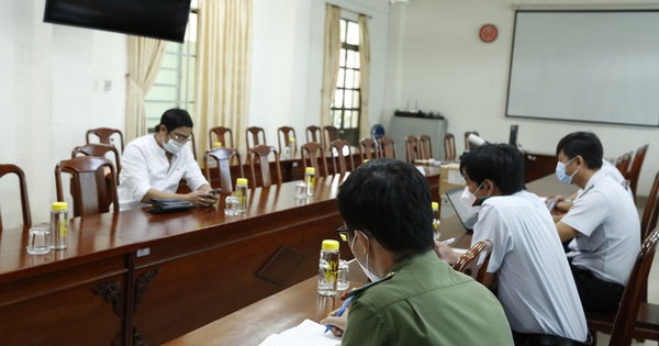 YouTuber Long Ngô (bên trái) từng bị Sở TT-TT Bình Dương phạt 7,5 triệu đồng vì có hành vi 