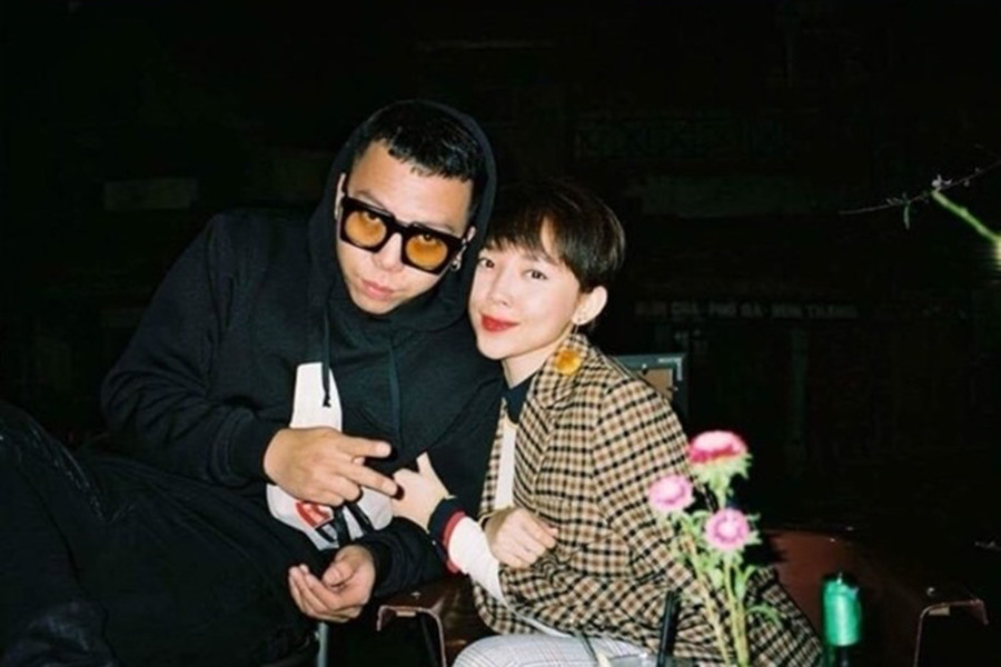 Hậu đám cưới bí mật tại Đà Lạt, Tóc Tiên và Hoàng Touliver thoải mái chia sẻ hình ảnh bên nhau. Cuộc sống hôn nhân viên mãn của cặp đôi khiến nhiều khán giả thích thú, ngưỡng mộ.