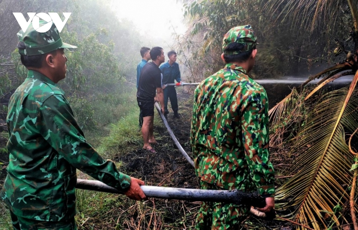 Cán bộ chiến sĩ Đồn Biên phòng Vĩnh Gia, Bộ đội Biên phòng An Giang tham gia chữa cháy tại hiện trường.