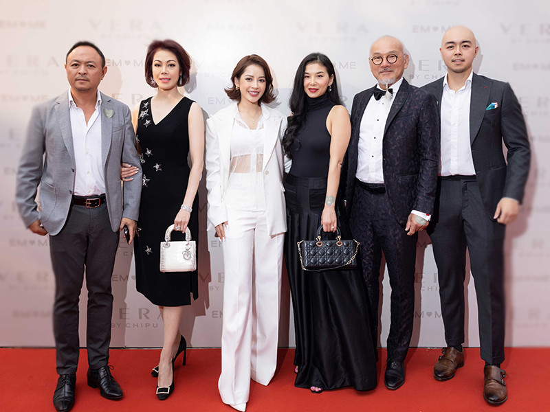 Chi Pu và thiếu gia Hoàng Việt (ngoài cùng, bên phải)