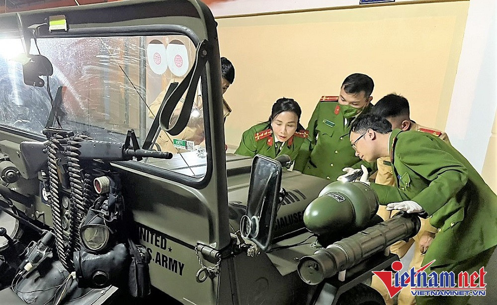 Các đơn vị nghiệp vụ Công an tỉnh Nghệ An tiến hành giám định xe để truy nguồn gốc. Ảnh: CTV