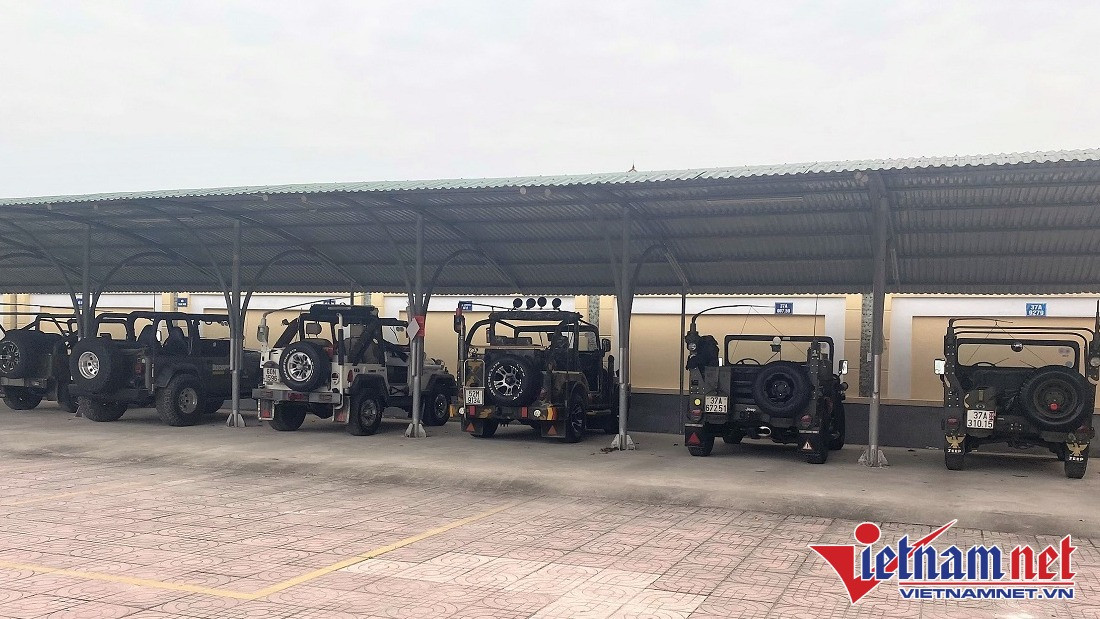 Công an đang giám định rõ số khung số máy, truy xuất nguồn gốc những chiếc xe Jeep vi phạm. Ảnh: CTV