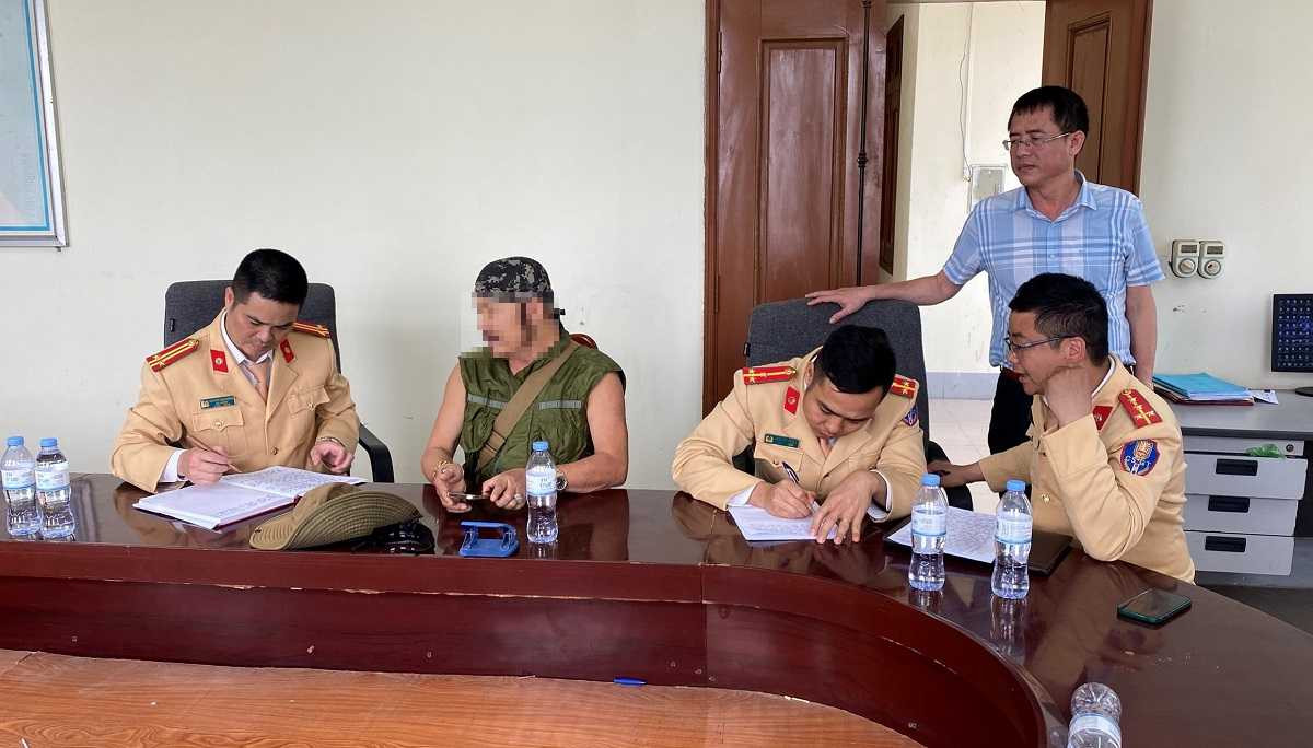 Một trong số các lái xe Jeep vi phạm đang làm việc tại cơ quan công an. Ảnh: CTV