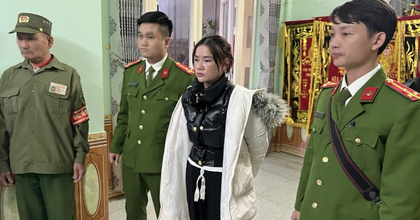 Đọc lệnh bắt và khám xét khẩn cấp nơi ở của đối tượng Hoàng Thị Kim Loan