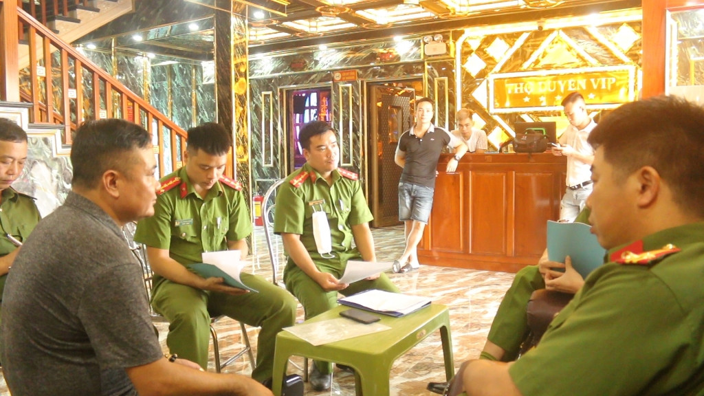 Công an kiểm tra cơ sở Karaoke Thọ Duyên Vip. Ảnh: Cơ quan chức năng cung cấp