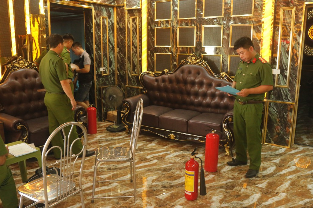 Hạng mục cửa ngăn cháy ở các phòng hát chưa đảm bảo quy định. Ảnh: Cơ quan chức năng cung cấp