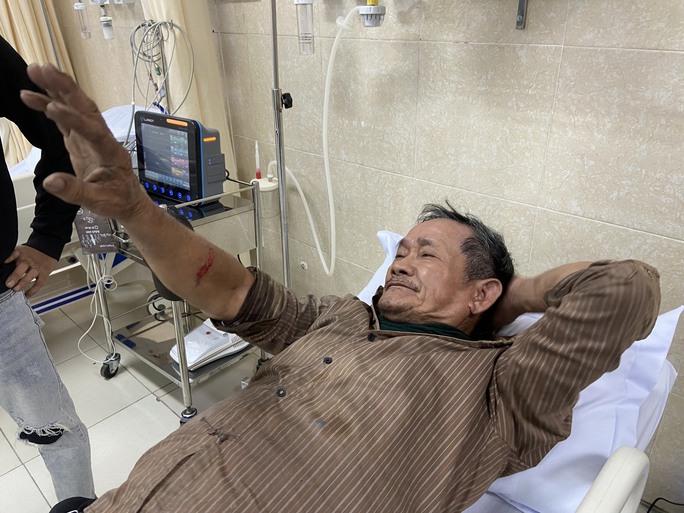 Người bị thanh sắt rơi trúng