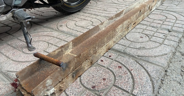 Thanh sắt công trình rơi xuống 3 người đi đường