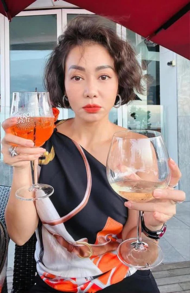 Ở tuổi 45, Thu Minh sở hữu vóc dáng thon gọn, tuy nhiên gương mặt nữ ca sĩ lại có phần thiếu tự nhiên và vướng nghi vấn phẫu thuật thẩm mỹ