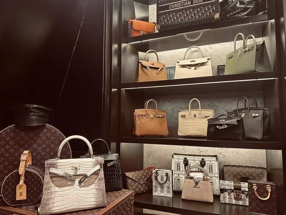 Đoàn Di Băng khoe luôn góc để những chiếc túi hiệu được ông xã tặng quà giá trị vào những ngày lễ, dịp đặc biệt.