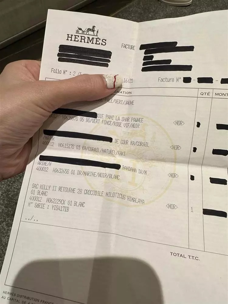 Đi kèm với những chiếc túi là hóa đơn mua hàng...