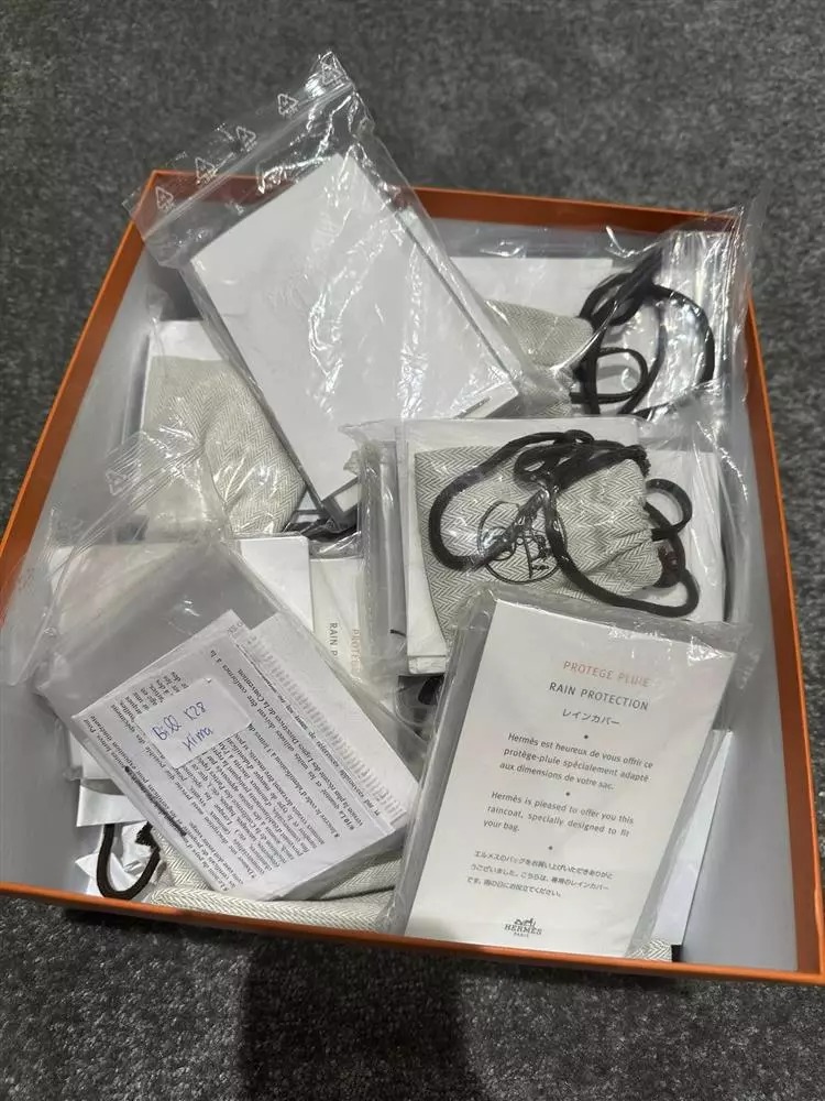 ...và phụ kiện như dây, áo mưa...được đóng cẩn thận trong những chiếc túi nilong trong hộp.